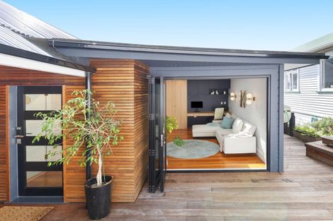 Photo of property in 10 Oriental Terrace, Mount Victoria, Wellington, 6011