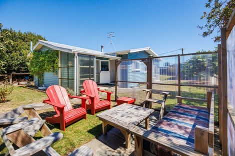 Photo of property in 15 Ferry Street, Foxton Beach, Foxton, 4815