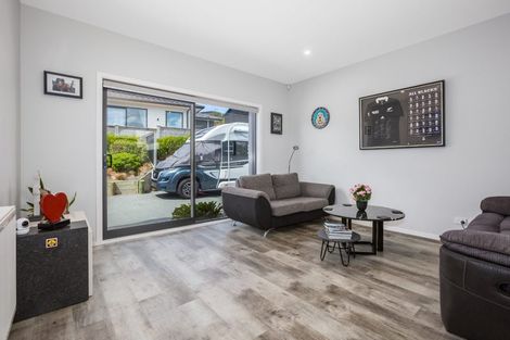 Photo of property in 55 Queen Charlotte Drive, Aotea, Porirua, 5024