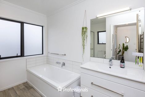 Photo of property in 1 Somerby Mews, Silverstream, Upper Hutt, 5019