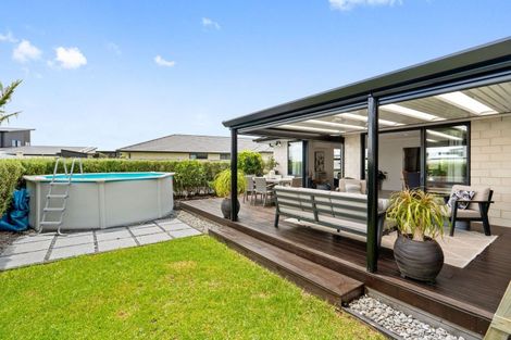 Photo of property in 32 Waitemata Drive, One Tree Point, 0118