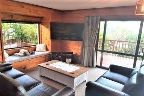 Photo of property in 2/9 Bronzewing Terrace, Unsworth Heights, Auckland, 0632