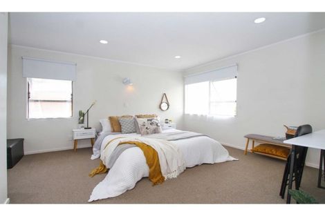 Photo of property in 1/27 Sovereign Place, Glenfield, Auckland, 0629