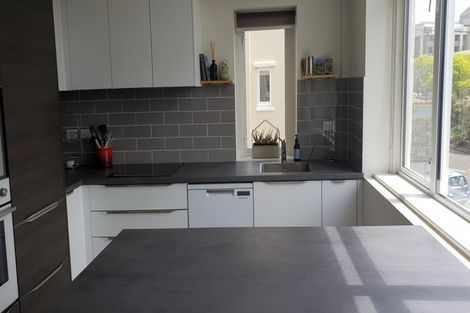 Photo of property in Fountain Court, 4/48 Oriental Parade, Oriental Bay, Wellington, 6011