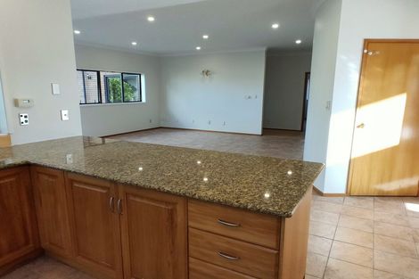 Photo of property in 27 Mansion Court, West Harbour, Auckland, 0618