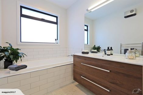 Photo of property in 5 Ruahine Road, Poraiti, Napier, 4112