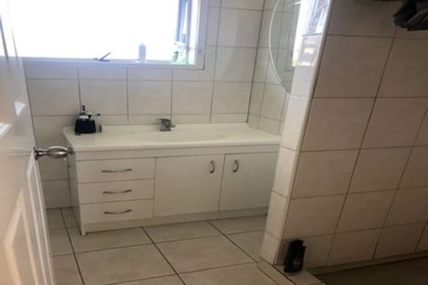 Photo of property in 18 Foyle Place, Glendene, Auckland, 0602