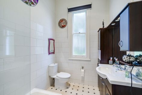 Photo of property in 4 Fitzroy Road, Bluff Hill, Napier, 4110