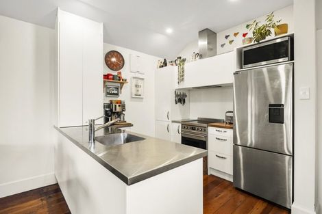 Photo of property in 18 Apu Crescent, Lyall Bay, Wellington, 6022