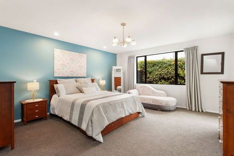 Photo of property in 28 Willowview Drive, Redwood, Christchurch, 8051