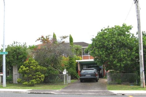 Photo of property in 1/1062 Beach Road, Torbay, Auckland, 0630