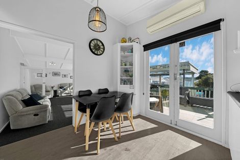 Photo of property in 6 Aplin Place, Birkdale, Auckland, 0626