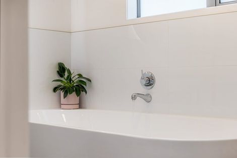 Photo of property in 93 Wade River Road, Stanmore Bay, Whangaparaoa, 0932