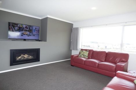 Photo of property in 12 Oakmont Crescent, Waiwhakaiho, New Plymouth, 4312