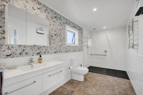 Photo of property in 30 Kahikatea Street, Inglewood, 4330