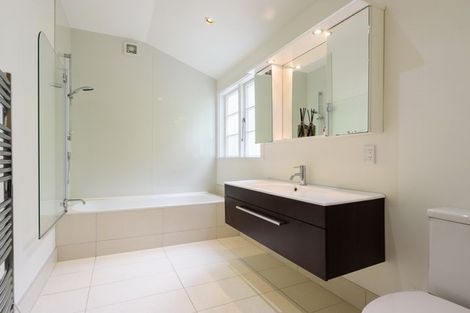 Photo of property in 12 Rixon Grove, Mount Victoria, Wellington, 6011