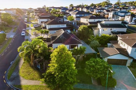 Photo of property in 1 Seresin Crescent, Flat Bush, Auckland, 2016