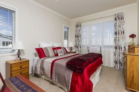 Photo of property in 18 Larmer Drive, Kumeu, 0810