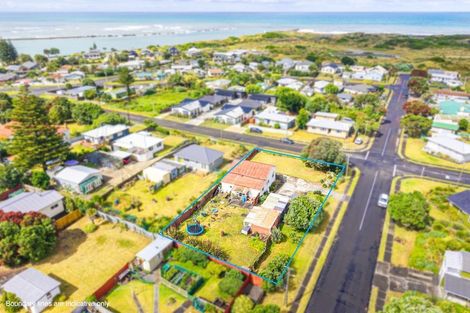 Photo of property in 16 Egmont Street, Castlecliff, Whanganui, 4501