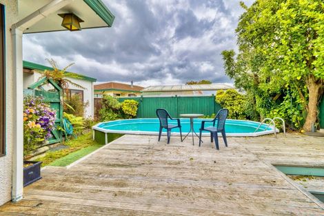 Photo of property in 11 Deakin Place, Clive, 4102