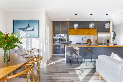 Photo of property in 14 Gilbransen Road, Kumeu, 0810