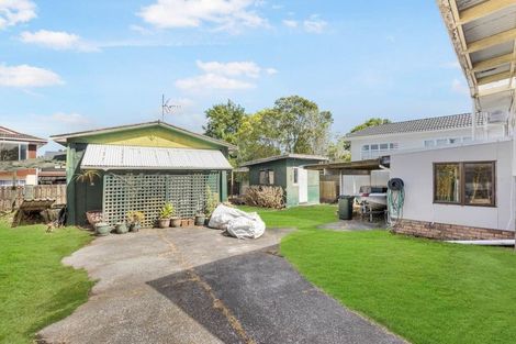 Photo of property in 11 Roberts Road, Te Atatu South, Auckland, 0610