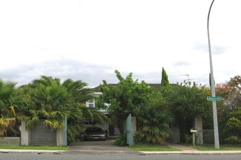 Photo of property in 1/1062 Beach Road, Torbay, Auckland, 0630