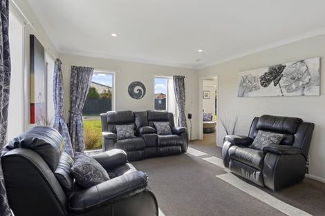 Photo of property in 28 Coolspring Way, Redwood, Christchurch, 8051