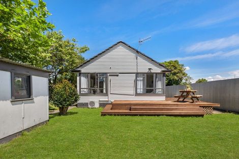 Photo of property in 4 Crewe Crescent, Hokowhitu, Palmerston North, 4410