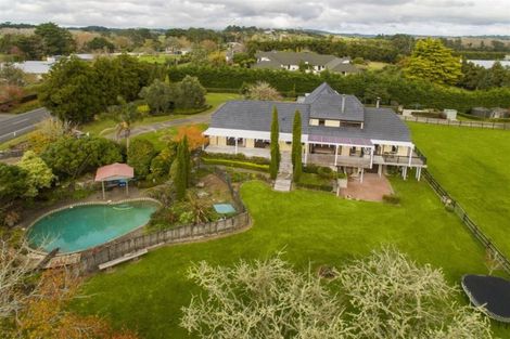 Photo of property in 132 Taupaki Road, Taupaki, Henderson, 0782