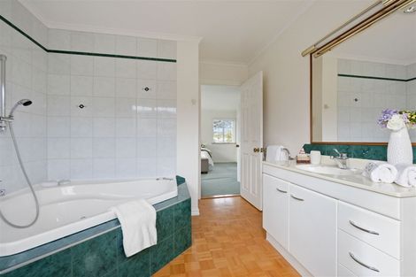 Photo of property in 8a Wainoni Heights, Greenhithe, Auckland, 0632