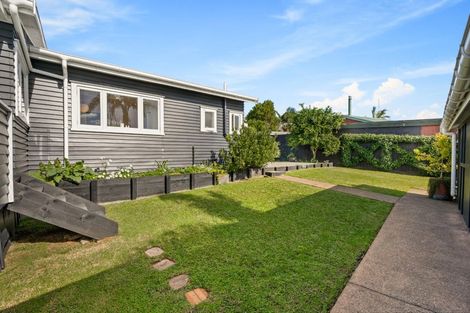 Photo of property in 37 Waimumu Road, Massey, Auckland, 0614