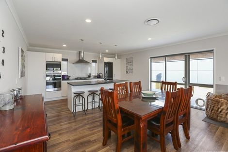 Photo of property in 122 Pohutukawa Place, Waiwhakaiho, New Plymouth, 4312