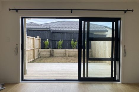 Photo of property in 96d Triangle Road, Massey, Auckland, 0614