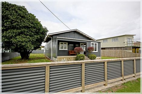 Photo of property in 28 Shortt Street, Foxton Beach, Foxton, 4815