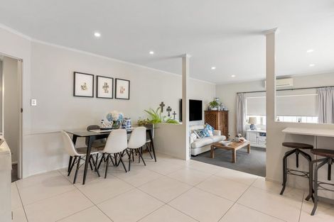 Photo of property in 1/20 Solana Court, Botany Downs, Auckland, 2010