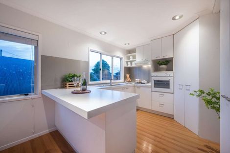 Photo of property in 30a Colmar Road, Mellons Bay, Auckland, 2014