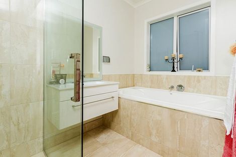 Photo of property in 18 Larmer Drive, Kumeu, 0810