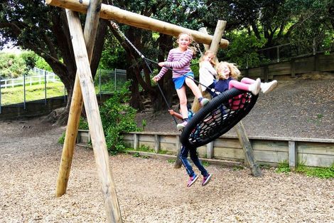 Photo of property in 53 Island Bay Road, Beach Haven, Auckland, 0626