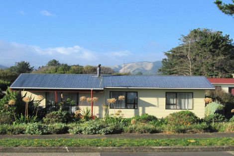 Photo of property in 24 Titoki Road, Waikanae Beach, Waikanae, 5036