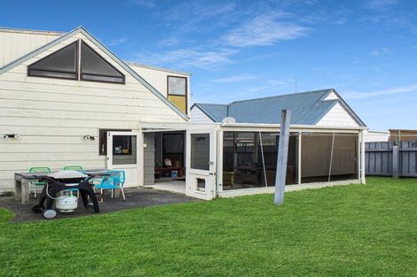 Photo of property in 12 Low Avenue, Foxton Beach, Foxton, 4815
