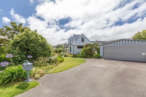 Photo of property in 11 Warner Place, Heathcote Valley, Christchurch, 8022