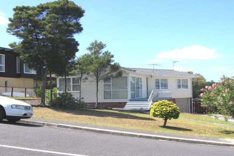 Photo of property in 24 Easton Park Parade, Glenfield, Auckland, 0629