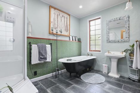 Photo of property in 43 West Lynn Road, Titirangi, Auckland, 0604