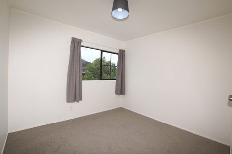 Photo of property in 2/8 Delisle Place, Windsor Park, Auckland, 0632