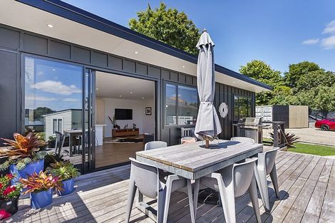 Photo of property in 45 Kiwi Esplanade, Mangere Bridge, Auckland, 2022
