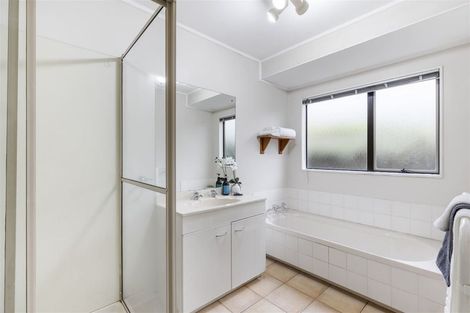 Photo of property in 14 West Fairway, Golflands, Auckland, 2013