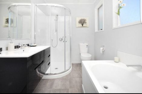 Photo of property in 404 Roscommon Road, Clendon Park, Auckland, 2103