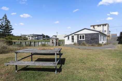 Photo of property in 19a Marine Parade South, Foxton Beach, Foxton, 4815