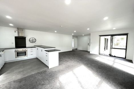 Photo of property in 81 Totaravale Drive, Totara Vale, Auckland, 0629